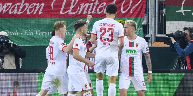 Đội chủ nhà Augsburg đang có lối chơi cực cháy
